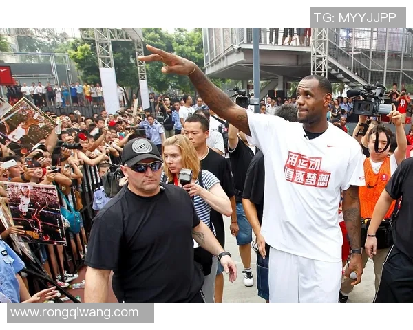 詹姆斯与姚明的篮球传奇壁纸展现运动精神与友谊的完美结合