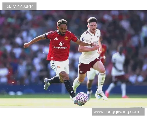 英超焦点战曼城与曼联战成平局争议判罚引发全场热议